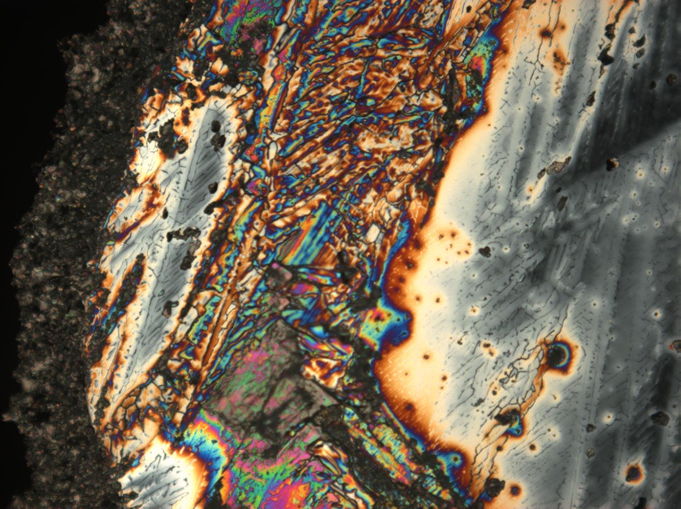 Abbildung 22:Magnesiumsulfatkristalle unter polarisiertem Licht mit Analysator
